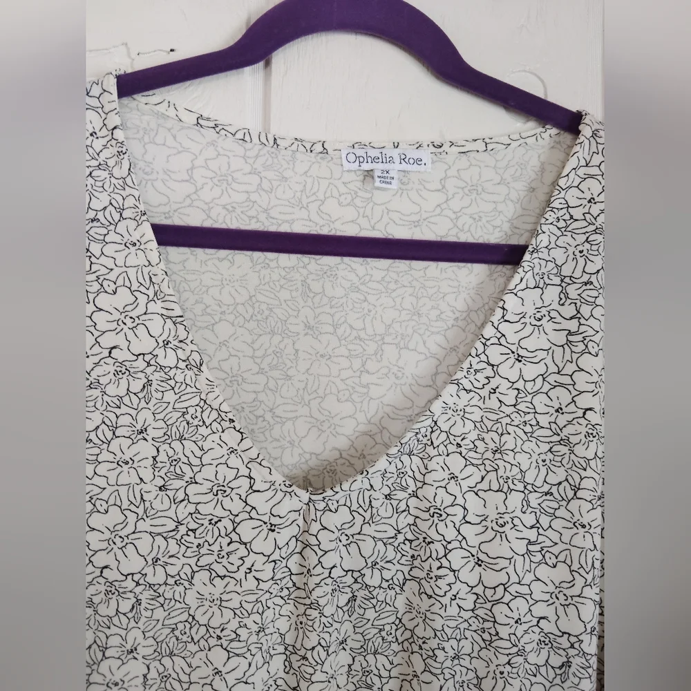 NWT!! Ophlia Roe, Chic V-Neck Floral Blouse. Size 2X - Picture 2 of 8